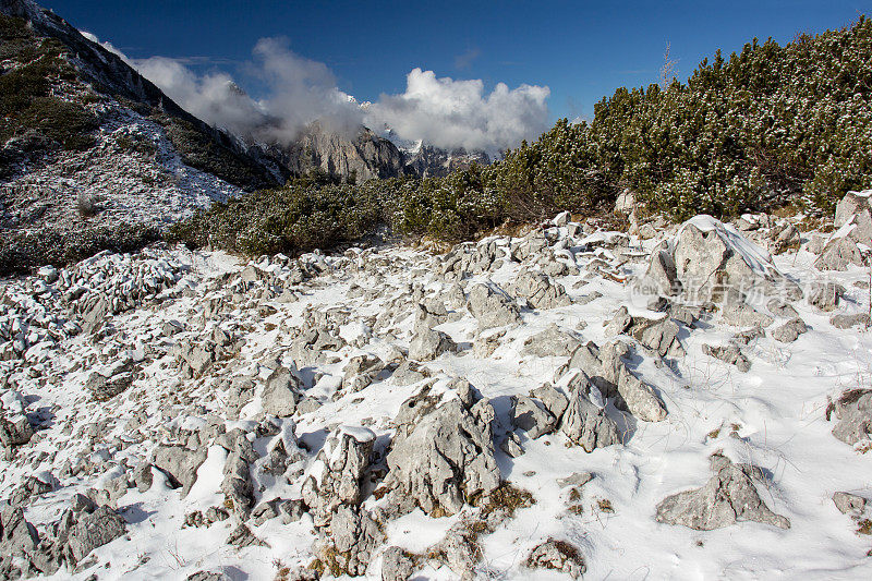 斯洛文尼亚的朱利安阿尔卑斯山，Debela Pec 2014 m峰，特里格拉夫的冬季徒步旅行，雪峰和薄雾